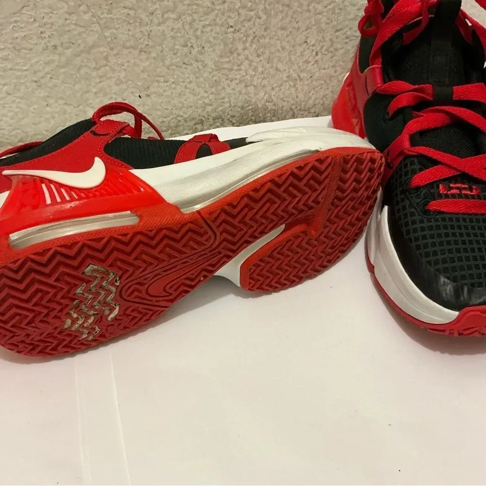 Nike LeBron Witness 7 Basketball Shoes, gently used size 4.5 Y